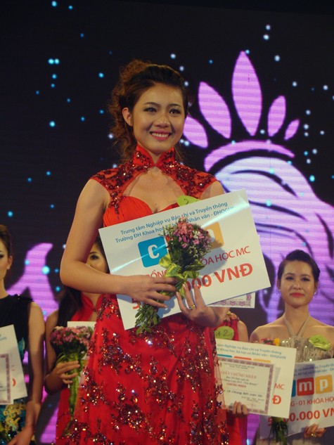Nỗi xúc động của Miss Dương Kiều Nga khi nhận giải Miss khả ái